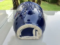 Potiche murale en terre cuite vernissée bleue à motif de raisin, années 70