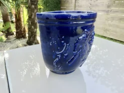 Potiche murale en terre cuite vernissée bleue à motif de raisin, années 70