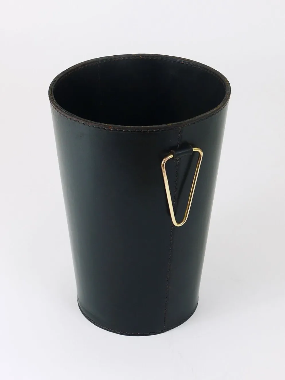 Poubelle à papier Mid-Century Carl Auböck en cuir noir et laiton, Autriche, années 1950