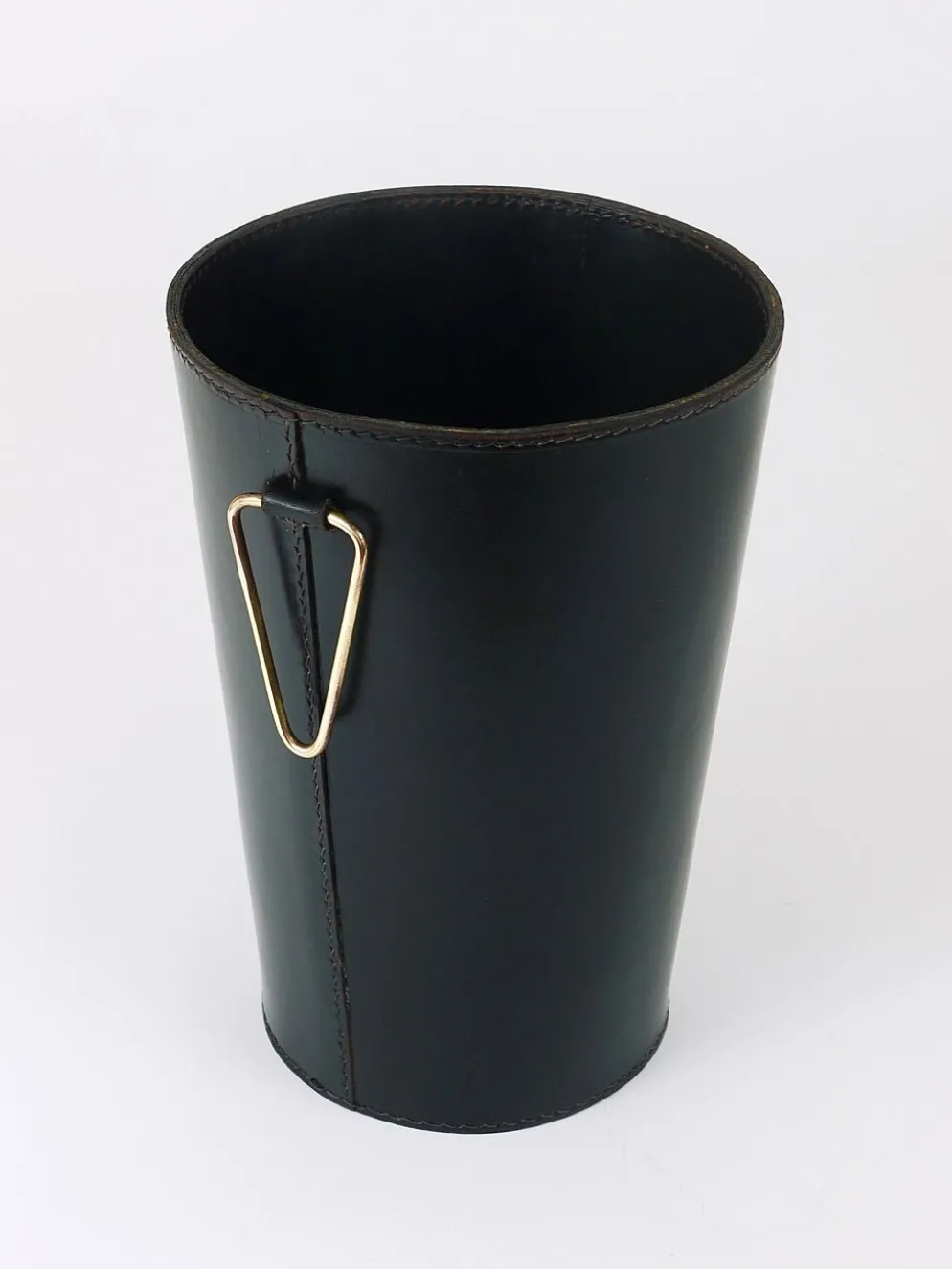 Poubelle à papier Mid-Century Carl Auböck en cuir noir et laiton, Autriche, années 1950