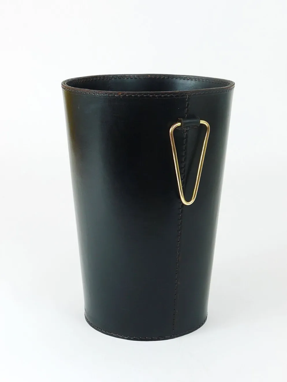 Poubelle à papier Mid-Century Carl Auböck en cuir noir et laiton, Autriche, années 1950