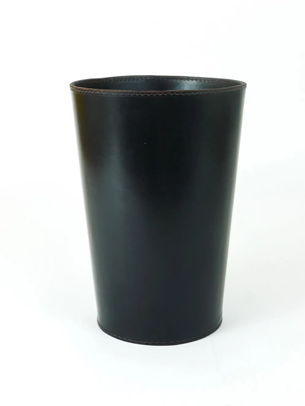 Poubelle à papier Mid-Century Carl Auböck en cuir noir et laiton, Autriche, années 1950