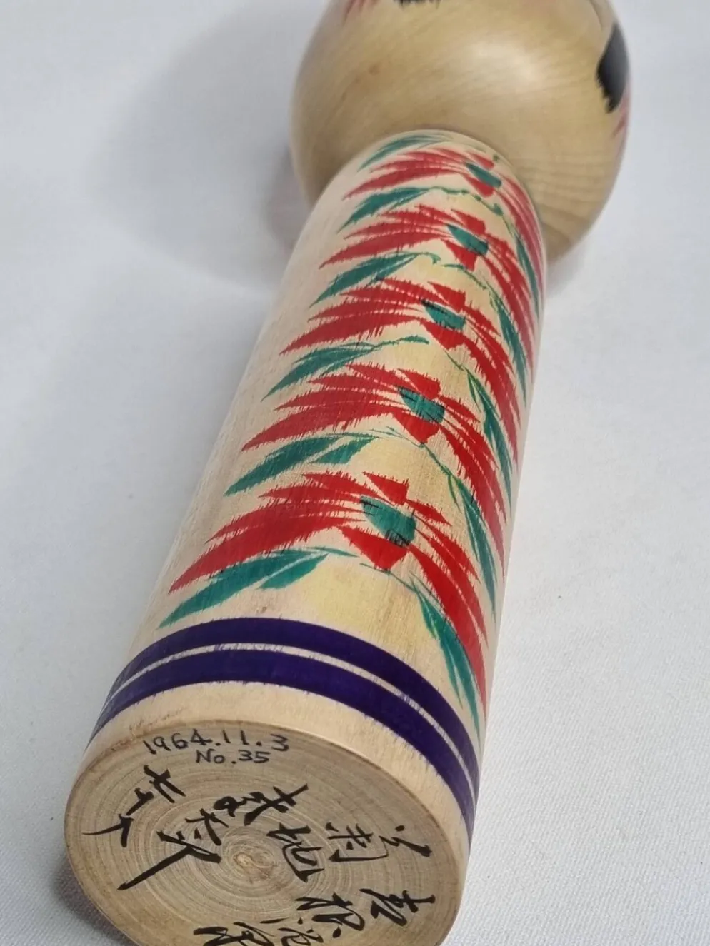 Poupée Kokeshi traditionnelle japonaise signée et numérotée, 31 cm, datée de 1964