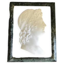 Profil d’un jeune homme dans le goût de l’antique en marbre