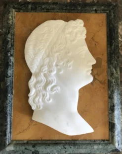 Profil d’un jeune homme dans le goût de l’antique en marbre