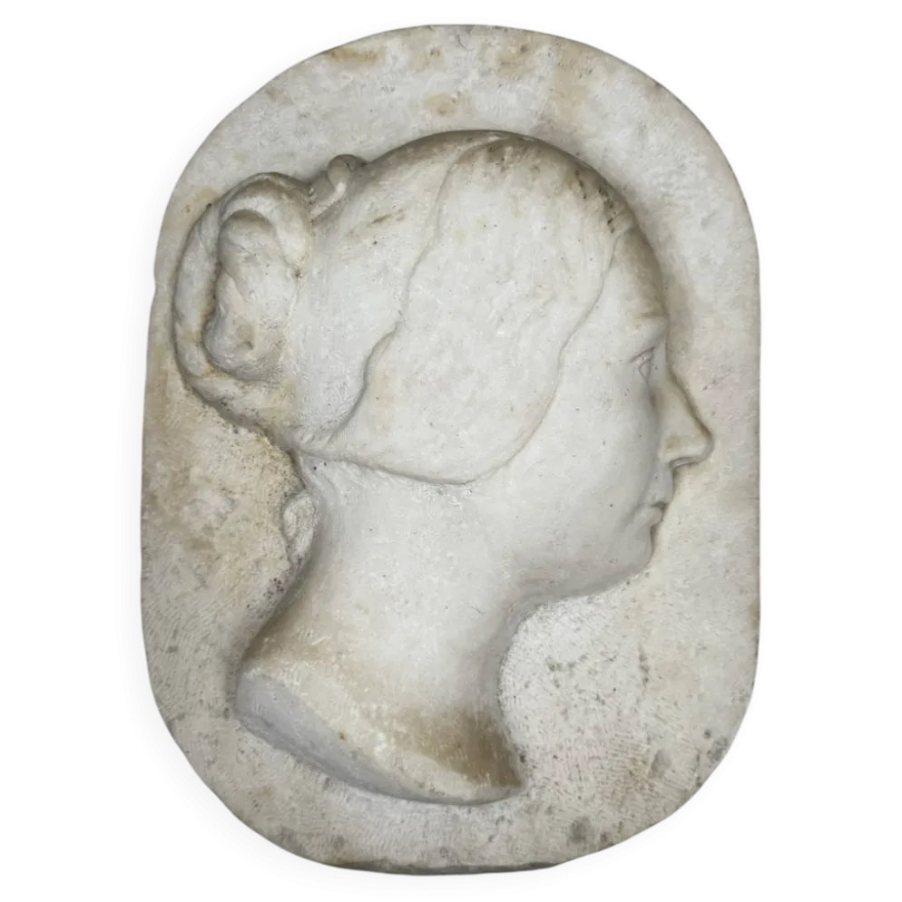 Profil en marbre d’une jeune femme vers 1880