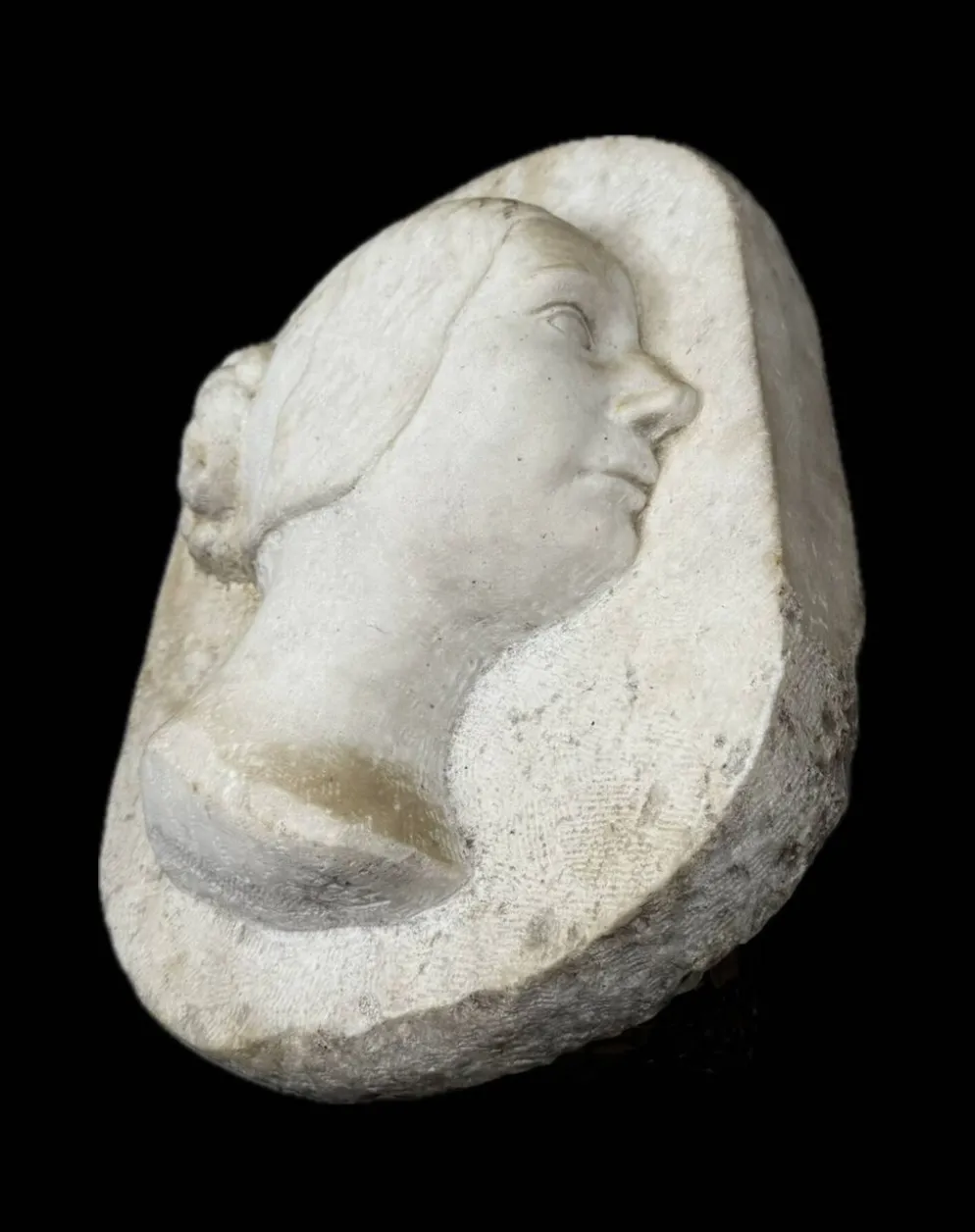 Profil en marbre d’une jeune femme vers 1880