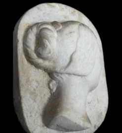 Profil en marbre d’une jeune femme vers 1880