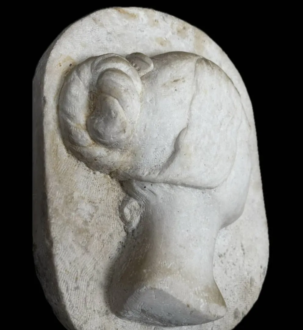 Profil en marbre d’une jeune femme vers 1880