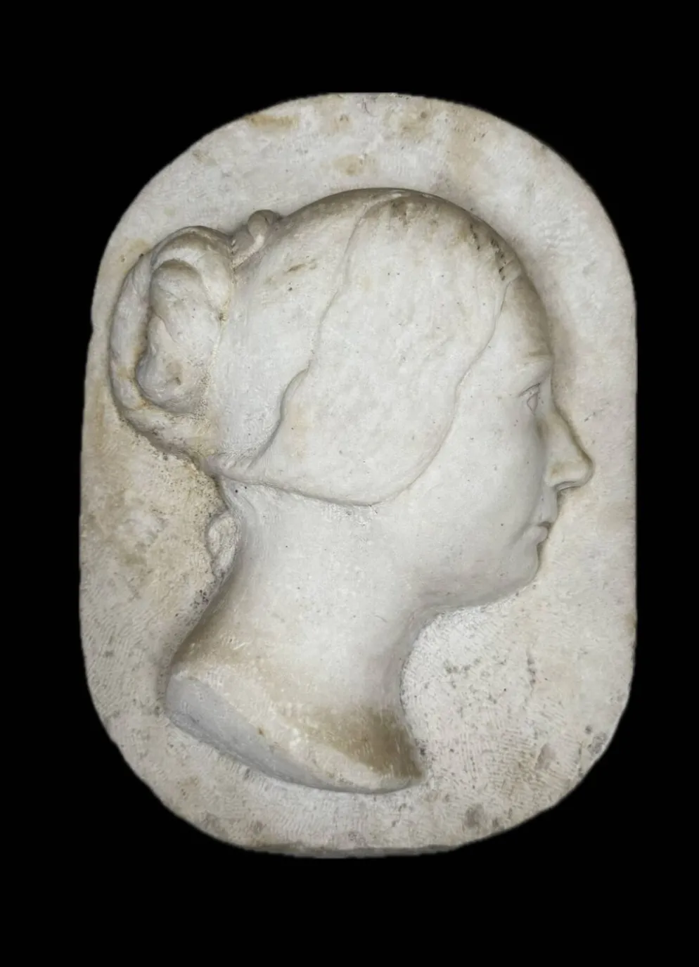 Profil en marbre d’une jeune femme vers 1880