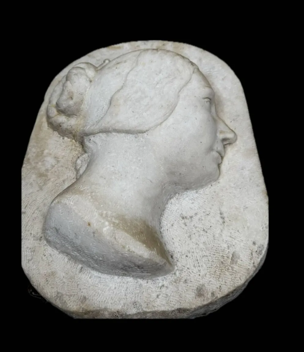 Profil en marbre d’une jeune femme vers 1880