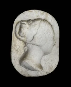 Profil en marbre d’une jeune femme vers 1880