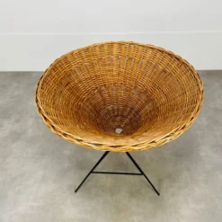 Présentoir corbeille années 50 osier tripode