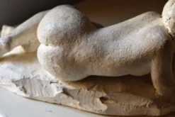 PRYAS, Femme nue allongée, sa tête reposant dans les mains (vers 1940)