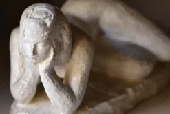 PRYAS, Femme nue allongée, sa tête reposant dans les mains (vers 1940)