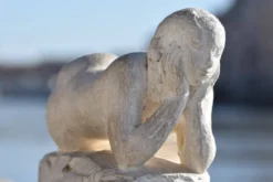 PRYAS, Femme nue allongée, sa tête reposant dans les mains (vers 1940)