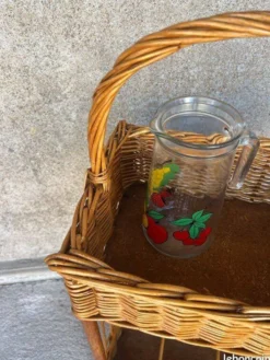 Range bouteilles en osier vintage