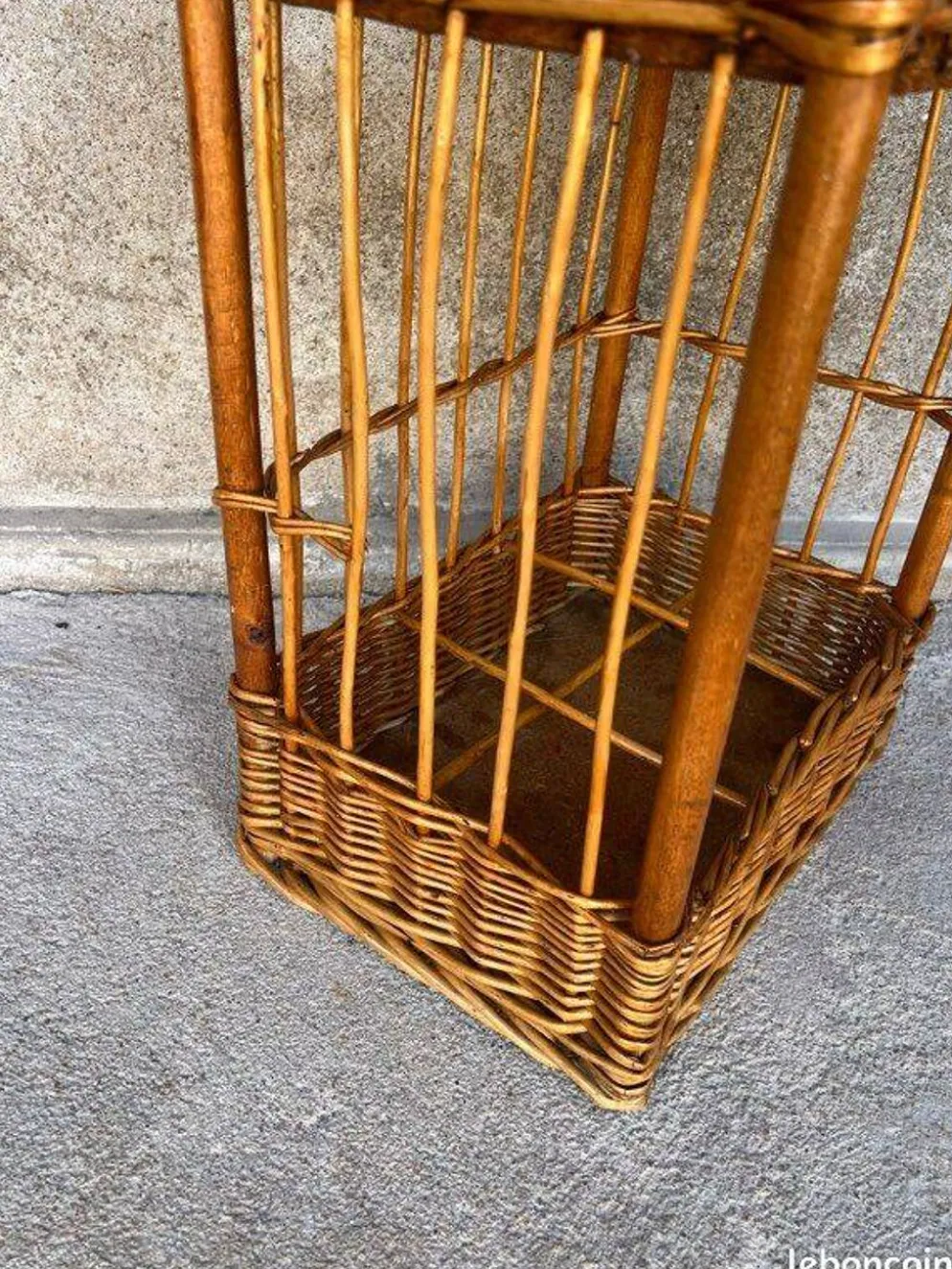 Range bouteilles en osier vintage