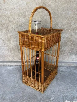 Range bouteilles en osier vintage