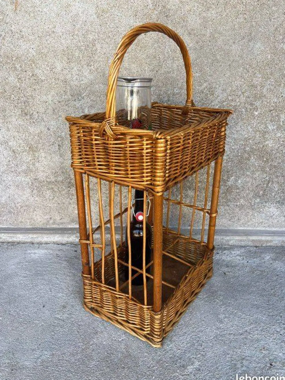 Range bouteilles en osier vintage