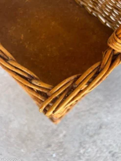 Range bouteilles en osier vintage
