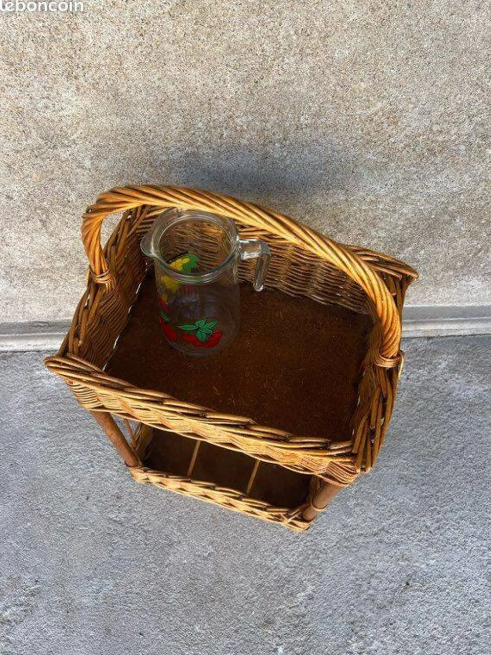 Range bouteilles en osier vintage