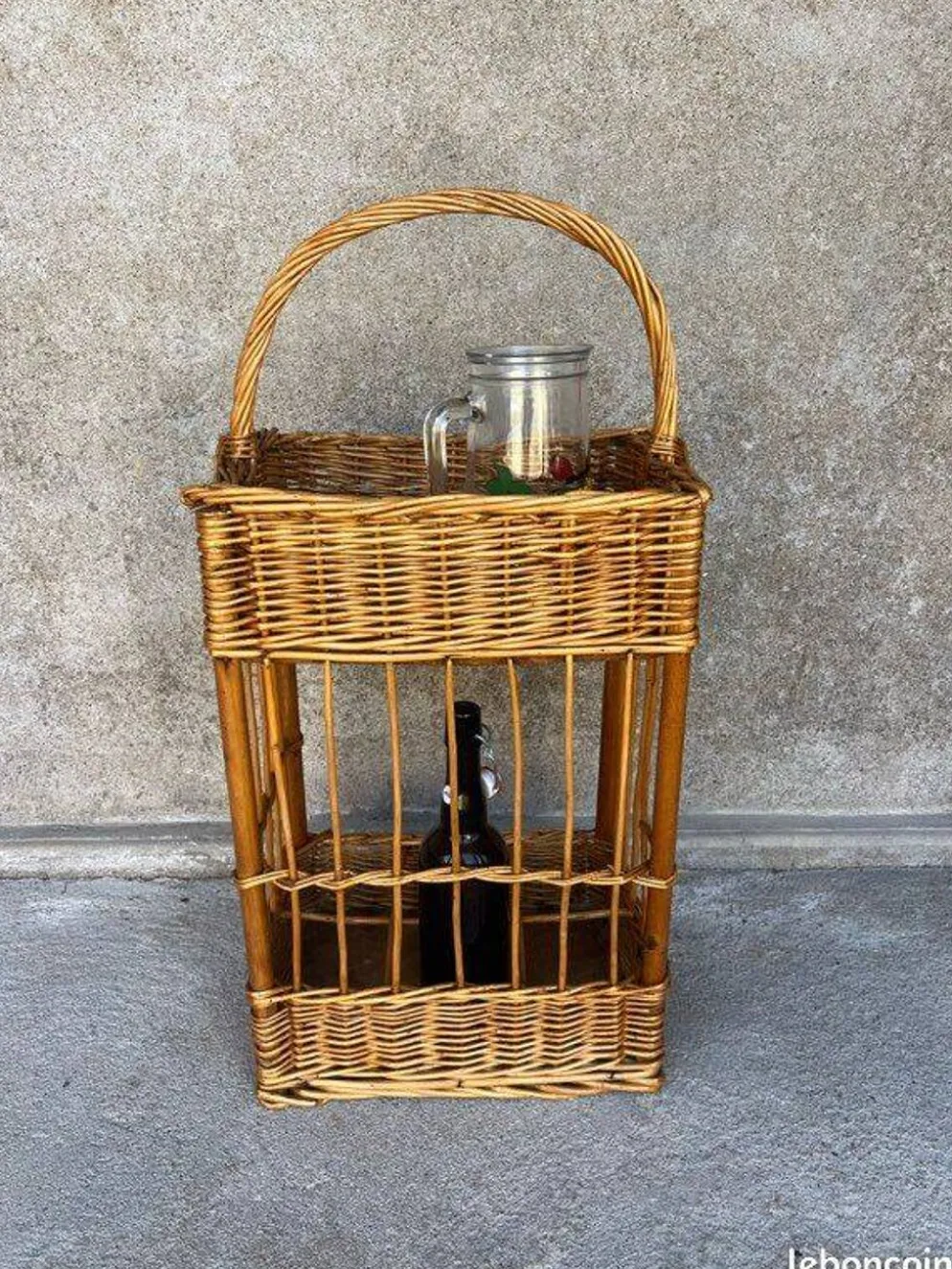 Range bouteilles en osier vintage