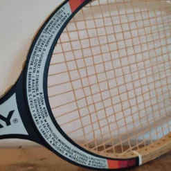 Raquette de tennis ancienne