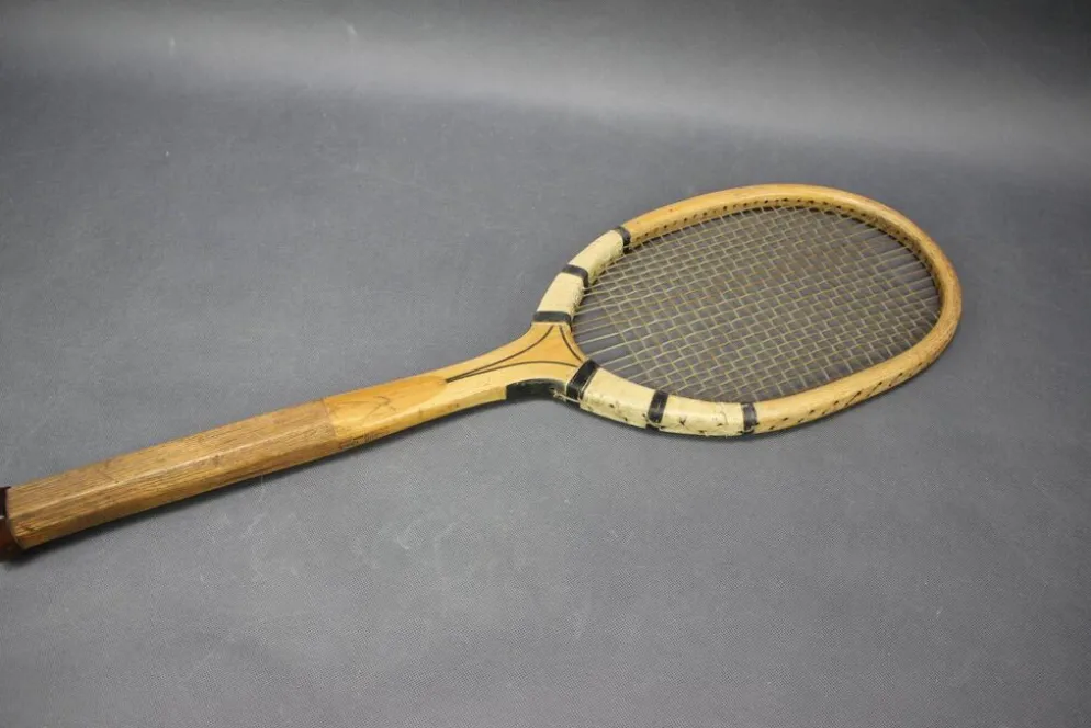 Raquette de tennis Prieur Paris avec presse en bois d'origine, vers 1930-1950