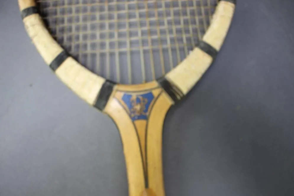 Raquette de tennis Prieur Paris avec presse en bois d'origine, vers 1930-1950