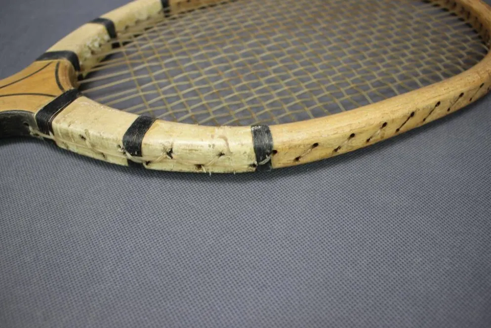 Raquette de tennis Prieur Paris avec presse en bois d'origine, vers 1930-1950