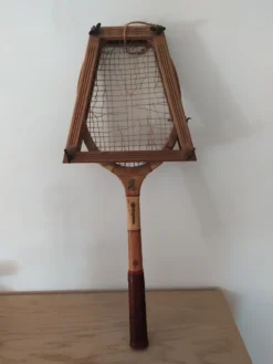 Raquette de tennis vintage avec cadre de maintien