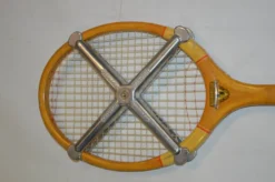 Raquette de tennis vintage en bois