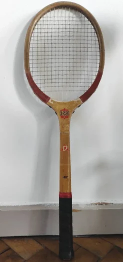 Raquette de tennis vintage en bois 