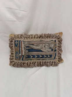 Rare coussin en tapisserie d'Aubusson français du 17ème siècle avec design figuratif et franges.