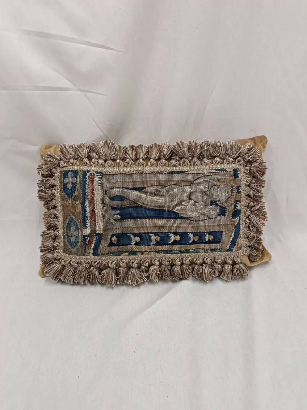 Rare coussin en tapisserie d'Aubusson français du 17ème siècle avec design figuratif et franges.