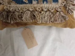 Rare coussin en tapisserie d'Aubusson français du 17ème siècle avec design figuratif et franges.