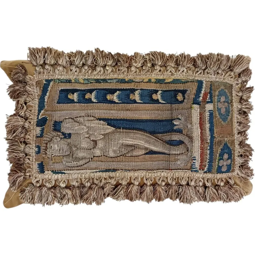 Rare coussin en tapisserie d'Aubusson français du 17ème siècle avec design figuratif et franges.