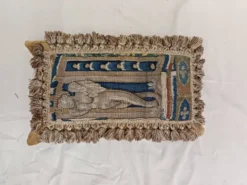 Rare coussin en tapisserie d'Aubusson français du 17ème siècle avec design figuratif et franges.