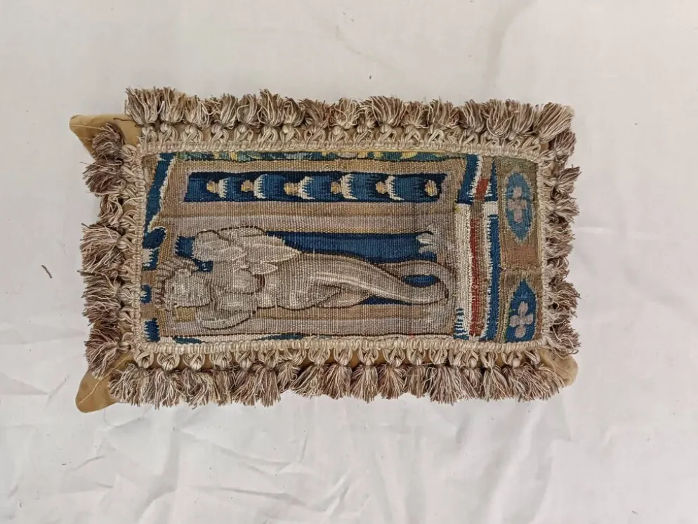 Rare coussin en tapisserie d'Aubusson français du 17ème siècle avec design figuratif et franges.
