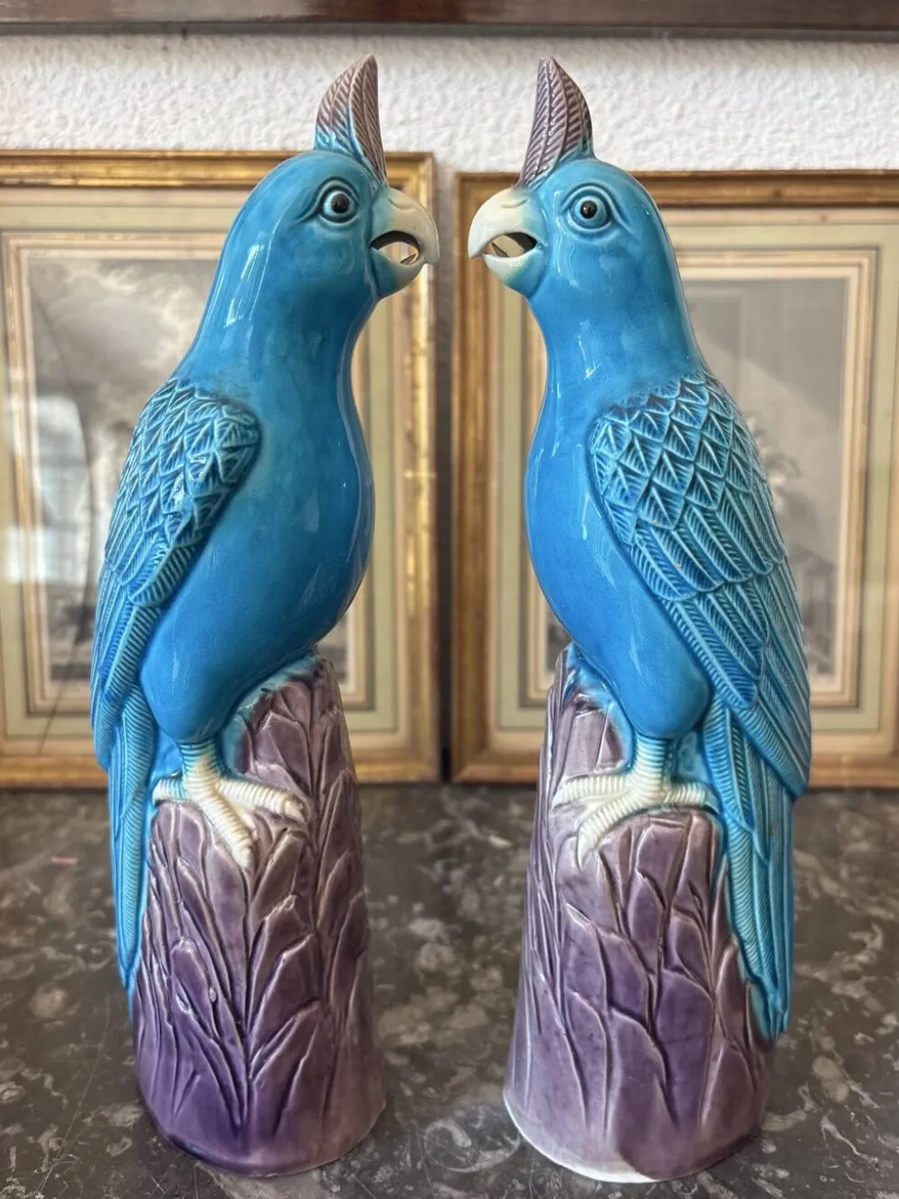 Rare paire de perroquets cacatoès en porcelaine chinoise émaillée