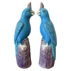 Rare paire de perroquets cacatoès en porcelaine chinoise émaillée