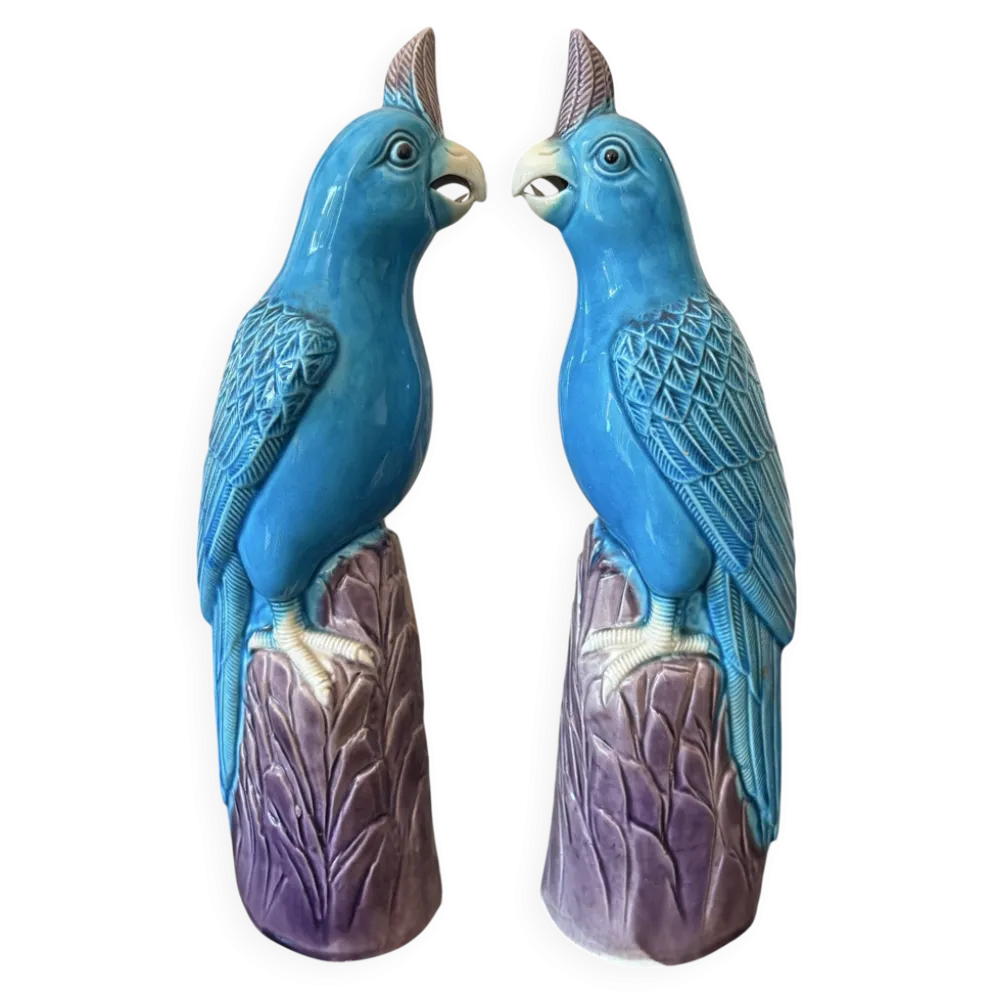 Rare paire de perroquets cacatoès en porcelaine chinoise émaillée