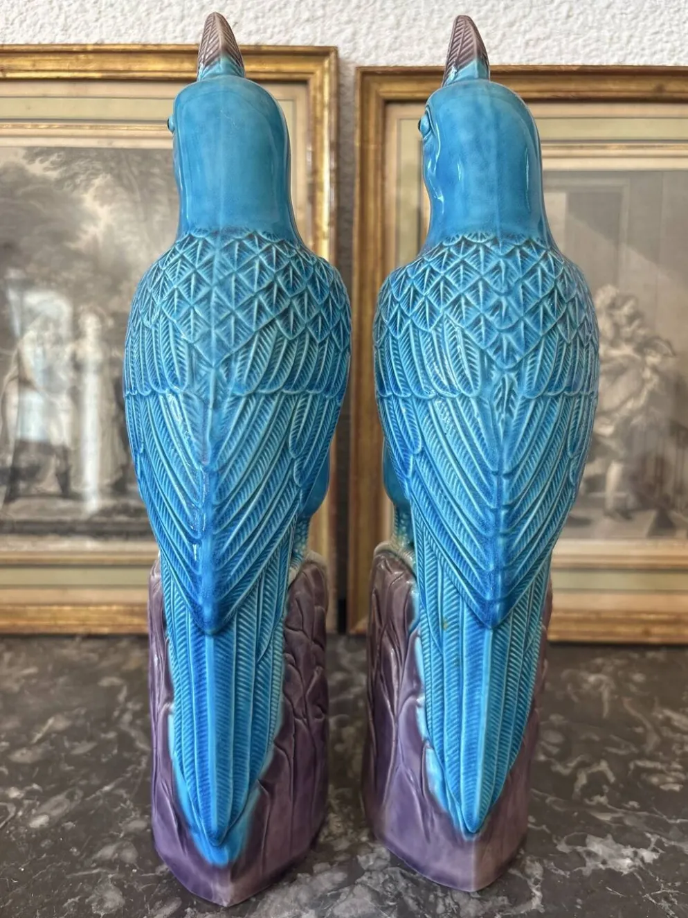 Rare paire de perroquets cacatoès en porcelaine chinoise émaillée