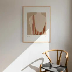 Reproduction d'art giclée encadrée d'une figure féminine, 50 x 70 cm