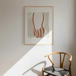 Reproduction d'art giclée encadrée d'une figure féminine, 50 x 70 cm