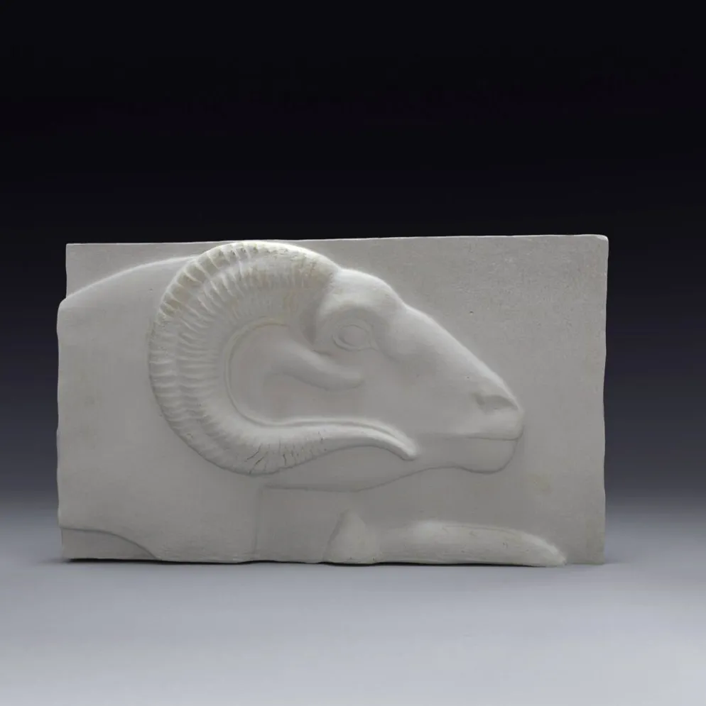 Reproduction en plâtre d’une divinité bélier égyptienne