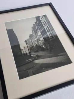 Rémy Duval – Rue de l’Île Saint-Louis, photogravure de 1946 – Encadrée sous verre