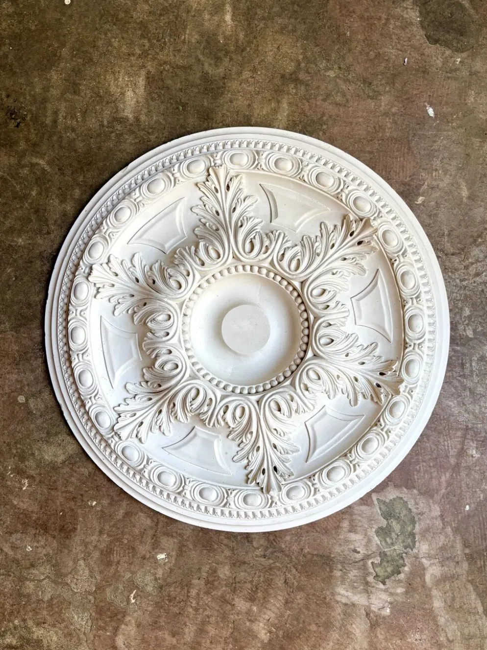 Rosace en staff blanc, décor rinceaux et frise perlée ⌀ 61 cm
