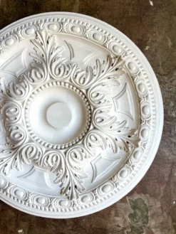 Rosace en staff blanc, décor rinceaux et frise perlée ⌀ 61 cm